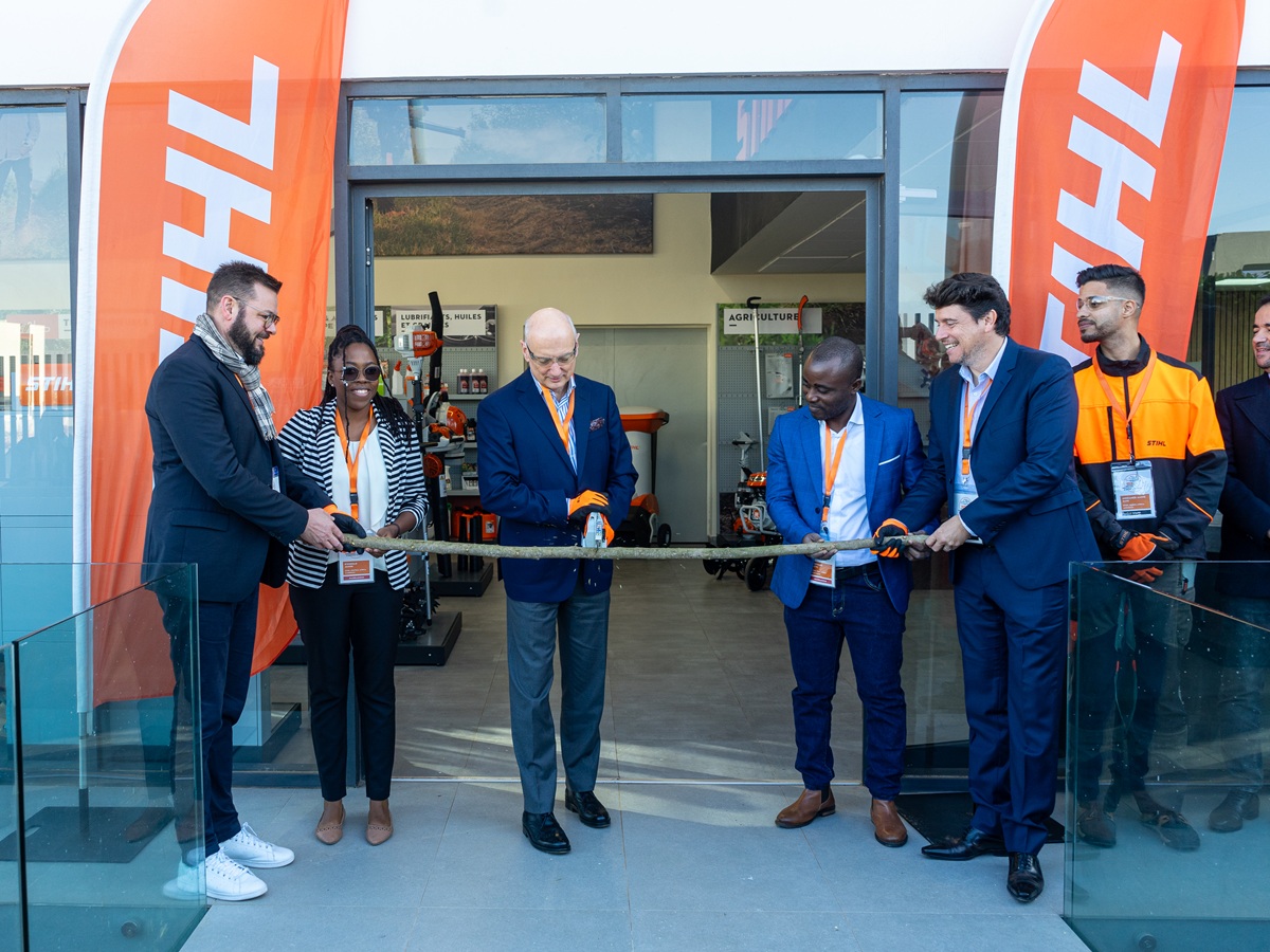 Dr. Nikolas Stihl indviede symbolsk de to nyeste STIHL-virksomheder i Afrika ved at skære en gren over.